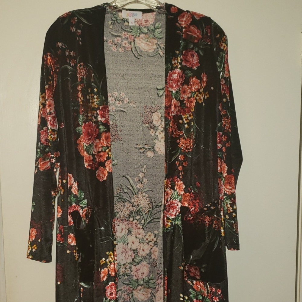 Stunning Sarah lularoe